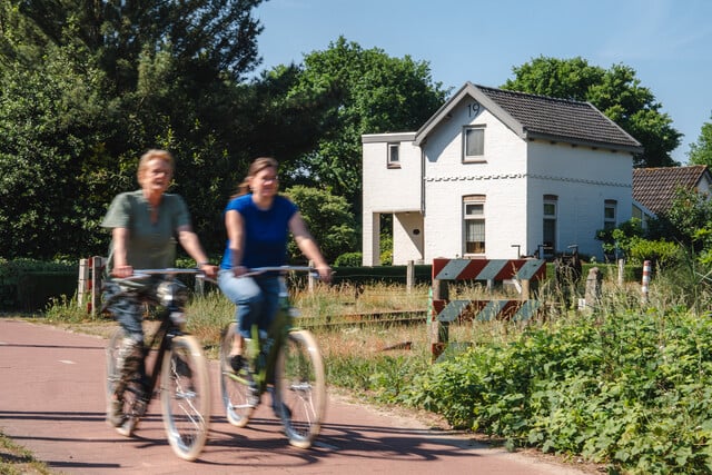Twee fietsers in Brabant fietsen Duits Lijntje fietsroute